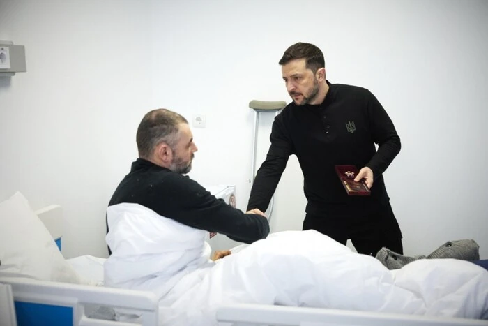 Ukrainian soldiers receiving awards from the president