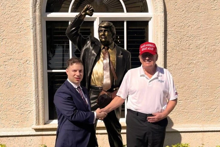 Trump's statue as a gift