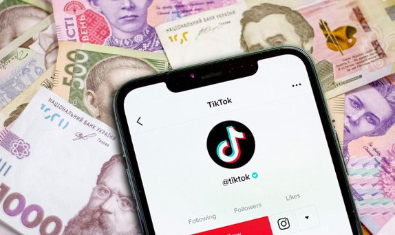 A person with a smartphone filming a video for TikTok