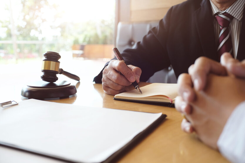 Пенсіонер з родиною ходить по управлінню соціального захисту
