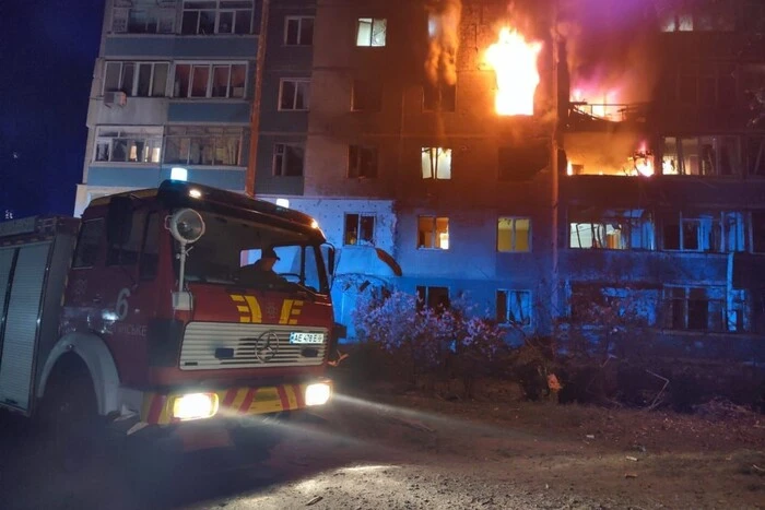 W wyniku rosyjskiego ataku na budynek w Kamieńskim zginął mężczyzna: szczegóły od OWA