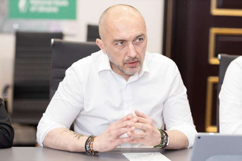 Пішний розмовляє з журналістами