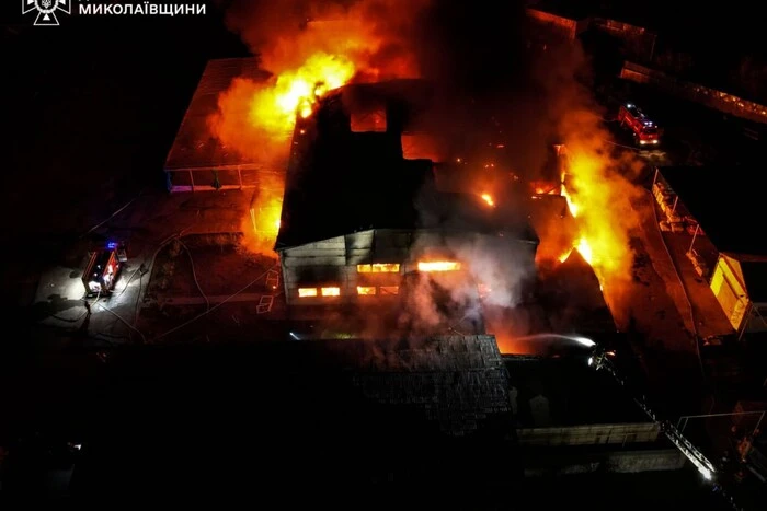 In Mykolajiw brach nach dem russischen Beschuss ein großflächiges Feuer aus (Foto)