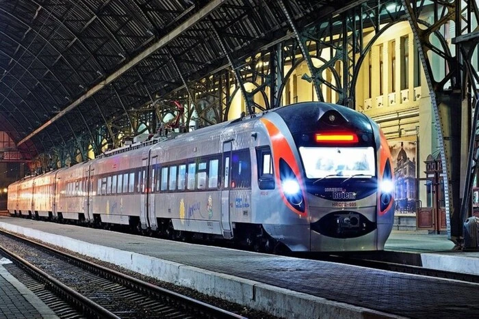 Train between Kyiv and Lviv on Easter