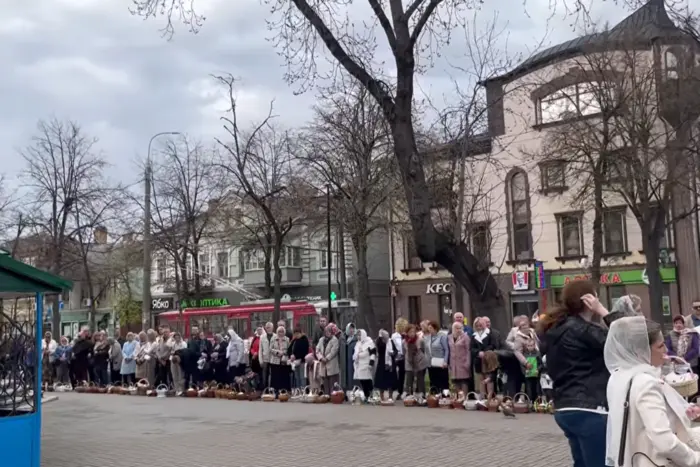 Jak święcą paschę wierni Cerkwi Moskiewskiej i Ukraińskiej. Wideo kolejek w Równym