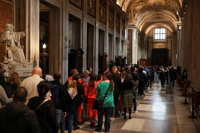 Crowd in Rome at the funeral of the pope