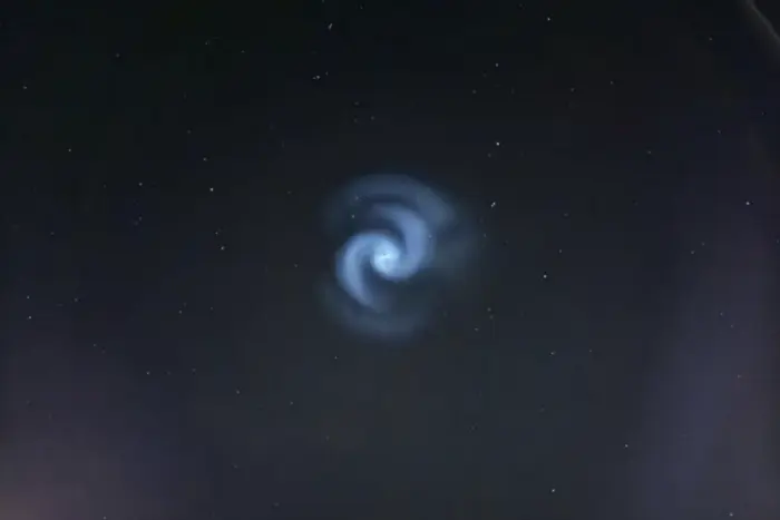 Jak niebieska spirala pojawiła się na niebie nad Europą? Wyjaśnienie meteorologów