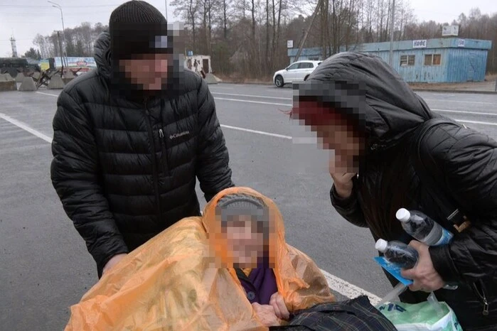 Ukraińcy wracają z tymczasowo okupowanych terenów przez jeden z punktów kontrolnych na Wołyniu