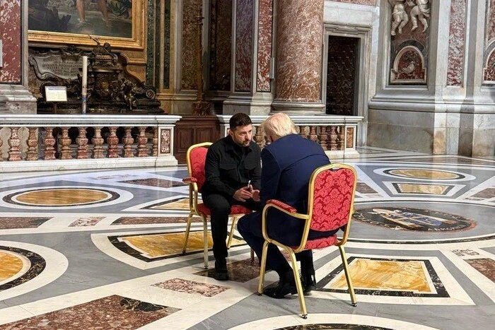 Brytyjski kanał telewizyjny opublikował zaskakującą analizę zdjęcia spotkania Zełenskiego i Trumpa w Rzymie