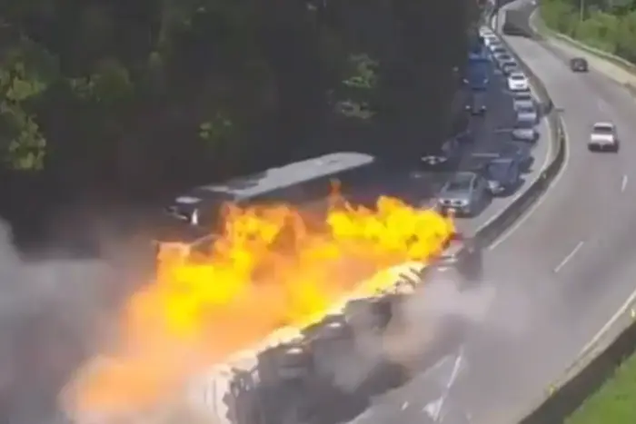 Fire from a crash in Brazil: burned cars