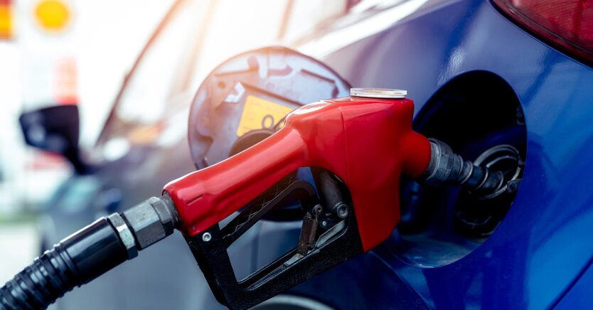 Popyt na benzynę wzrośnie dzięki odroczeniu kar za E-5 - ekspert