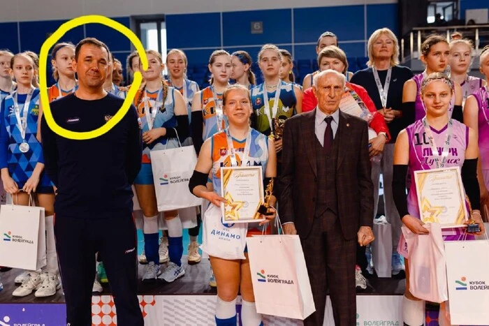 Główny trener żeńskiej reprezentacji Rosji w siatkówce plażowej trafił do bazy 'Mirotworca'