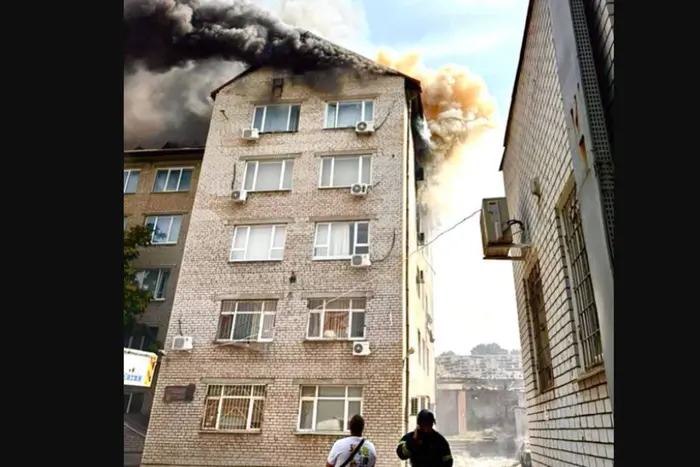 W Zaporożu Rosjanie trafili w budynek uniwersytetu (zdjęcie)