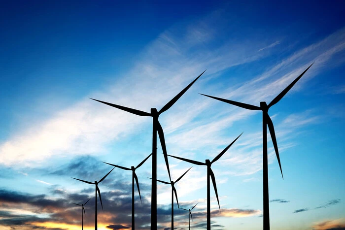 Budowę energii wiatrowej należy przyspieszyć dzięki zachętom podatkowym – inwestorzy