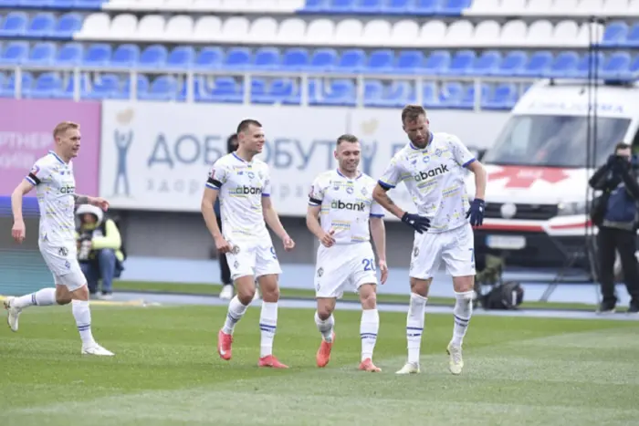 Ukraińska Liga Piłkarska: Jak 'Dynamo' i 'Szachtar' Zagrali Swoje Mecze