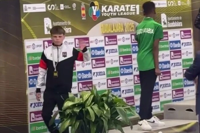 Український каратист відмовився фотографуватися з росіянином