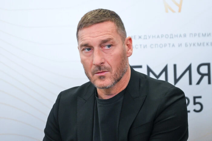 Тотті зображений під час поїздки до Росії