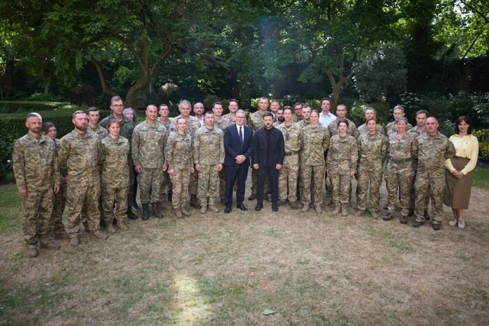 Zelensky and Starmer met with military personnel undergoing training under the Interflex program in Britain