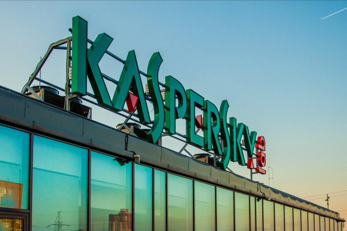 Логотип Kaspersky на чорному фоні