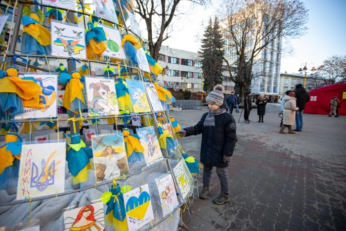 Mayor of Ivano-Frankivsk sets up Christmas tree