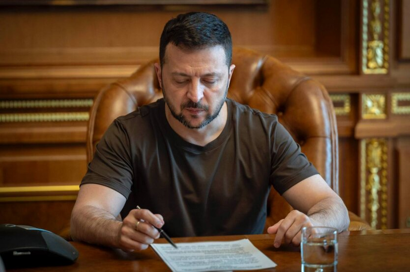 Зеленський підписав закони про нові терміни воєнного стану та мобілізацію