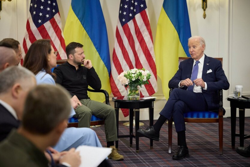 Логотип Белого дома на фоне государственного флага Украины