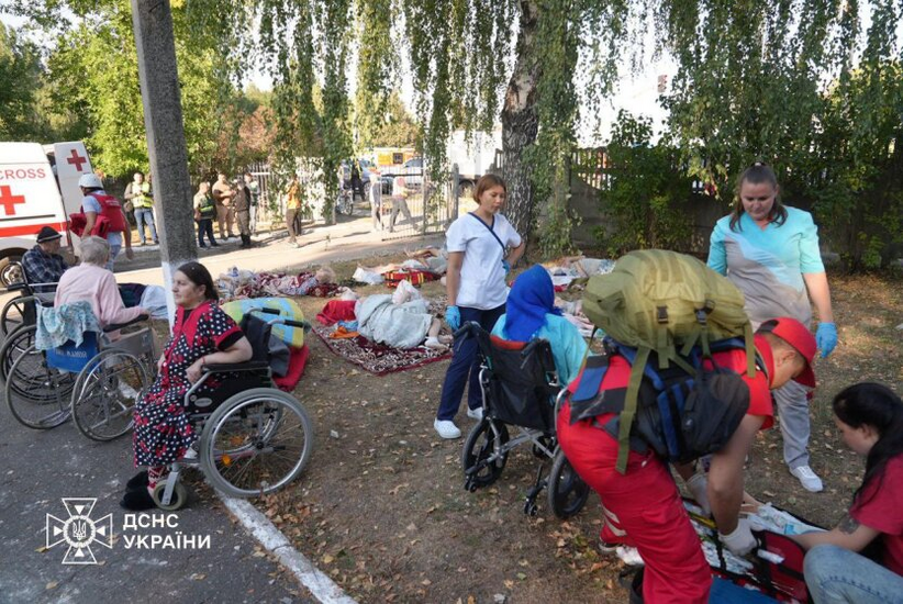 Подростки играют в футбол возле пансионата