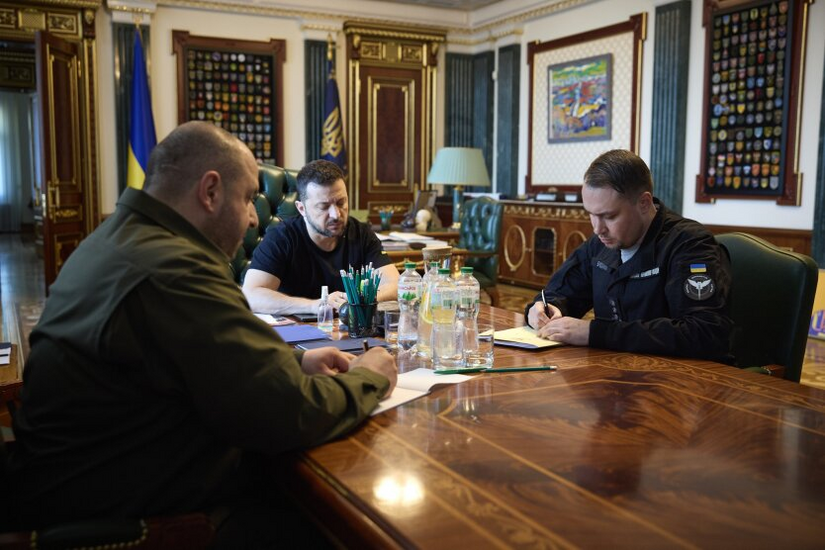 Зеленский слушает доклады Умерова, Сирского и Буданова о оборонной стратегии Украины
