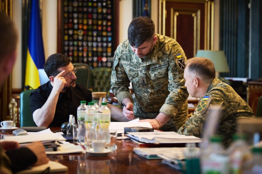 Зеленский провел совещание с военными: ключевые направления фронта и производство дронов