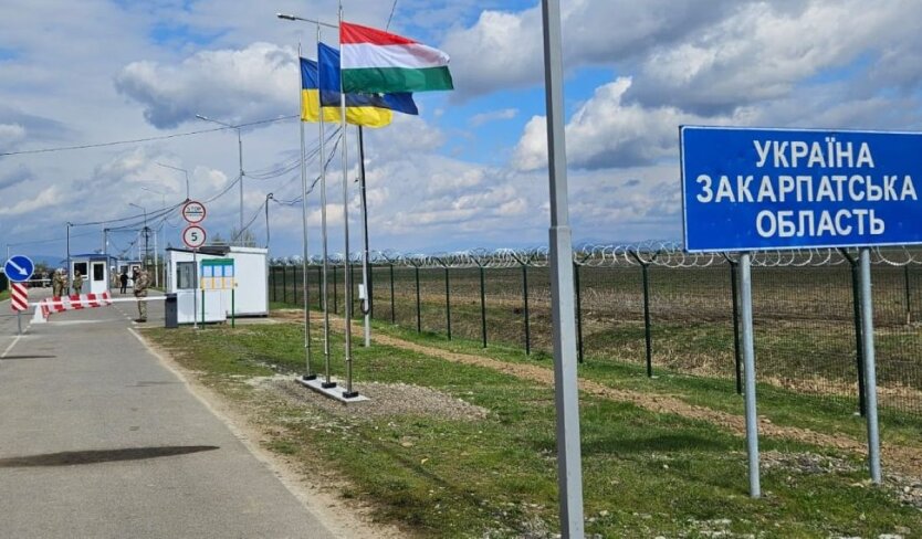 Українські та угорські прикордонники на пункті пропуску
