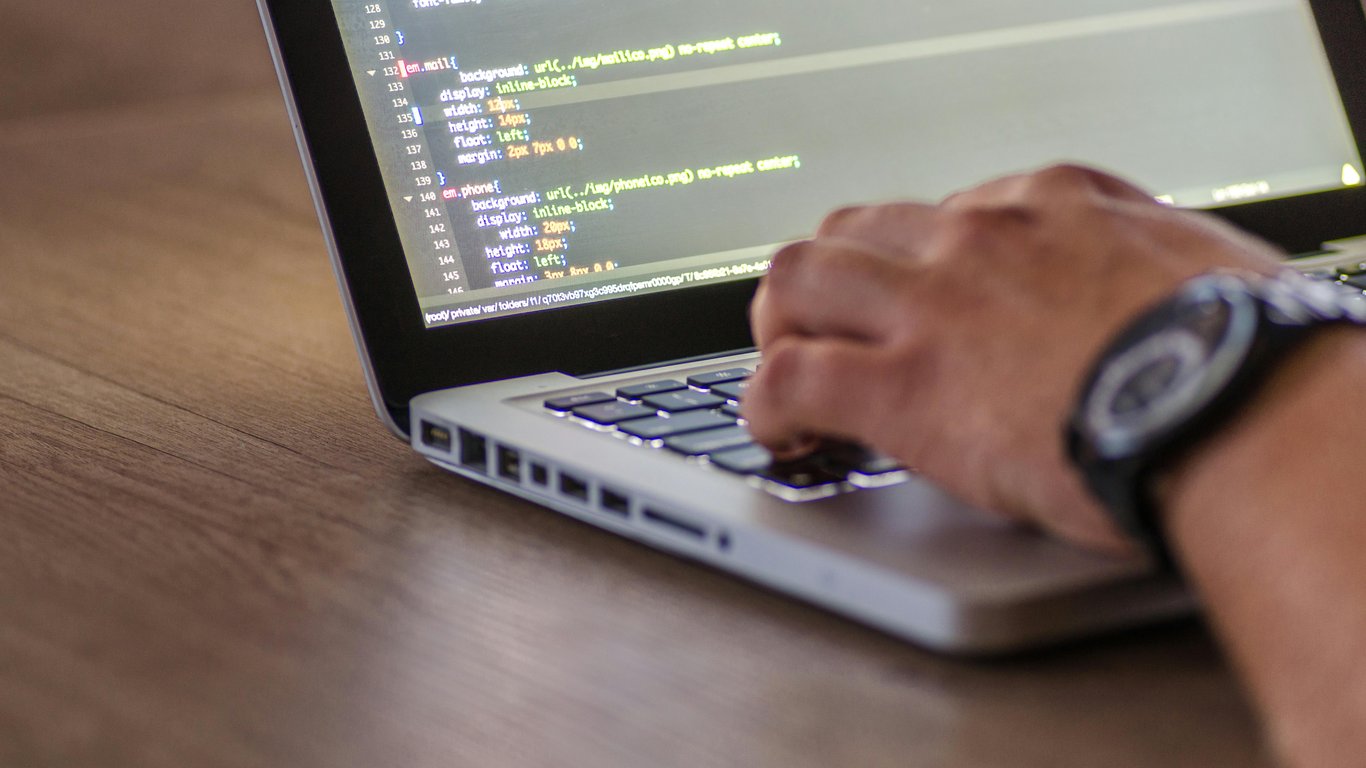 Wynagrodzenia programistów — kto i dlaczego zarabia więcej