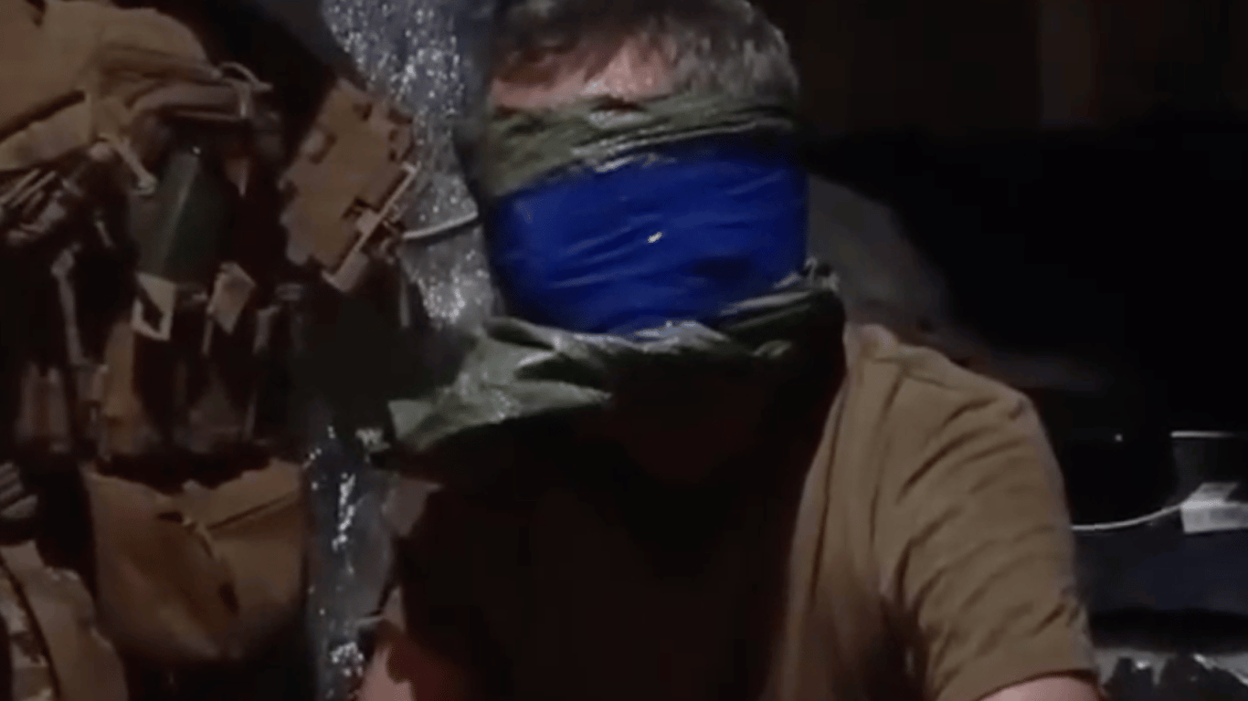 Unter Charkiw nahmen Kämpfer einen russischen Soldaten gefangen - Video des Verhörs