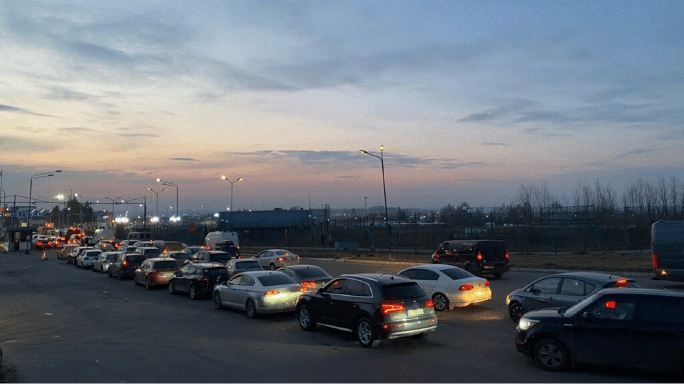 Dozens of cars stuck at the checkpoint - what are the queues at the border