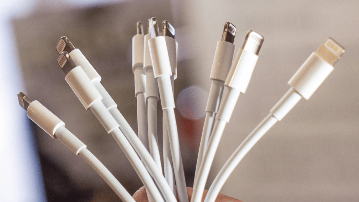 Зарядка iPhone чужим кабелем — чем это грозит