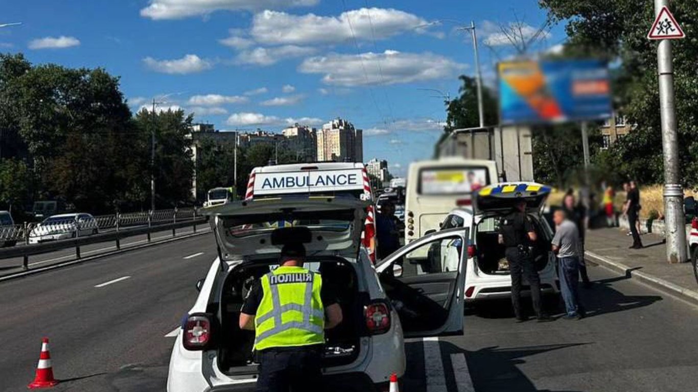 У Києві у ДТП за участю маршрутки постраждали понад десяток людей