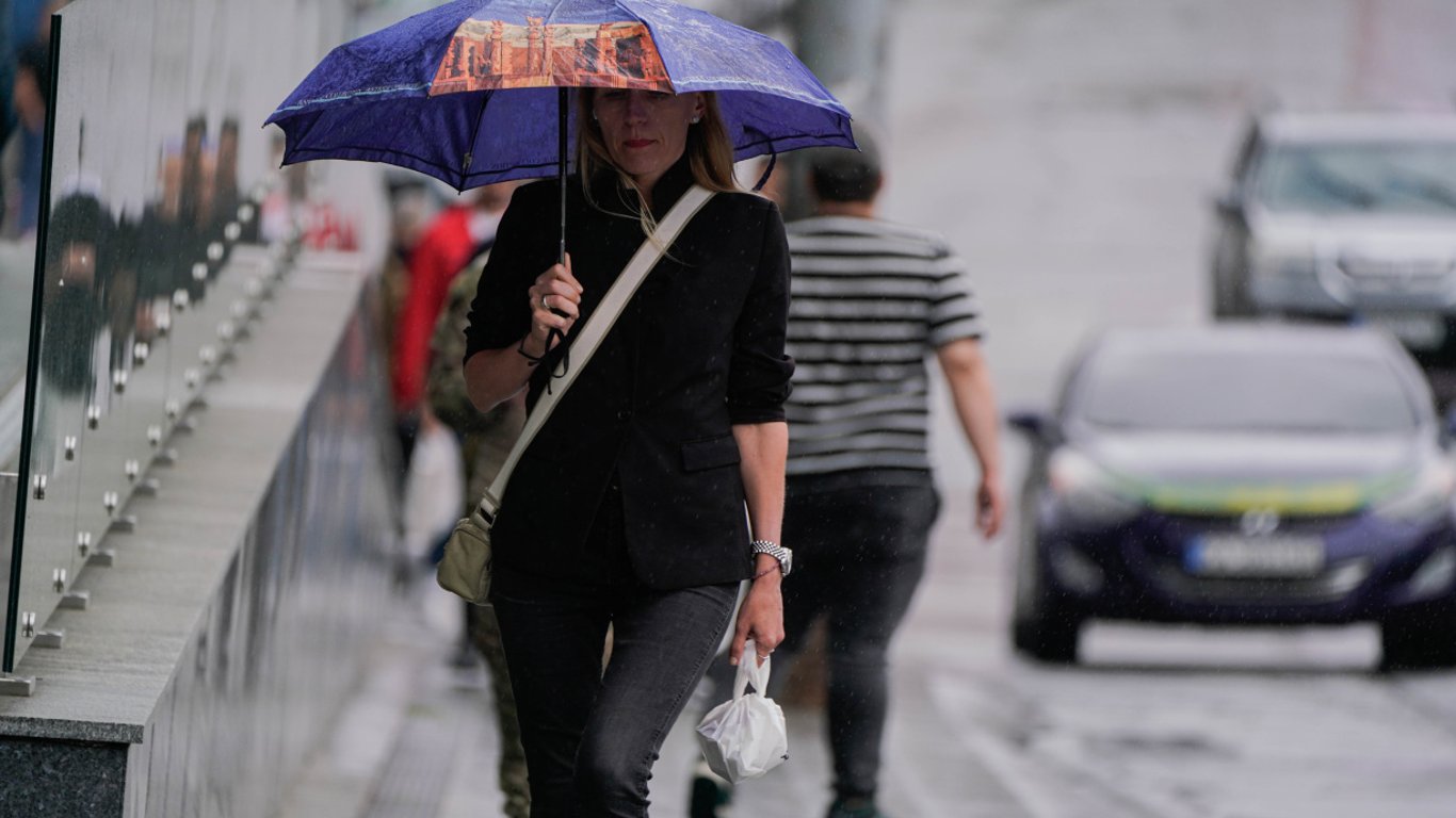 Zalewa deszczami i przynosi upał — jaka będzie pogoda jutro