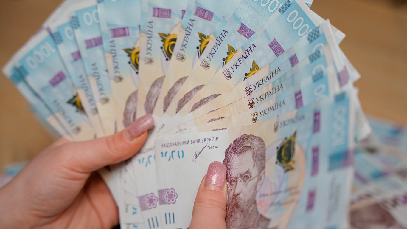 Щомісяця по 24 тис. грн — кому з українців стільки платитимуть
