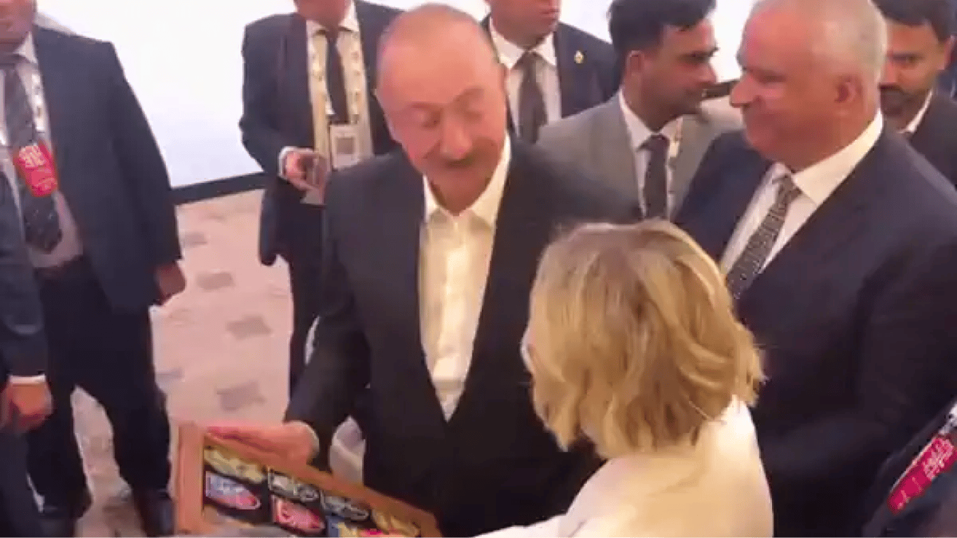 Aliyev erhielt Übergabenschilder der ukrainischen Streitkräfte und bedankte sich bei den Militärs