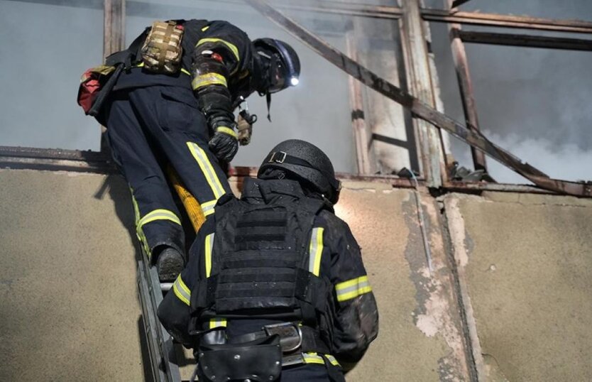 Zniszczone budynki i pożar w zakładzie: ukazały się zdjęcia skutków wrogiego ataku na Charków